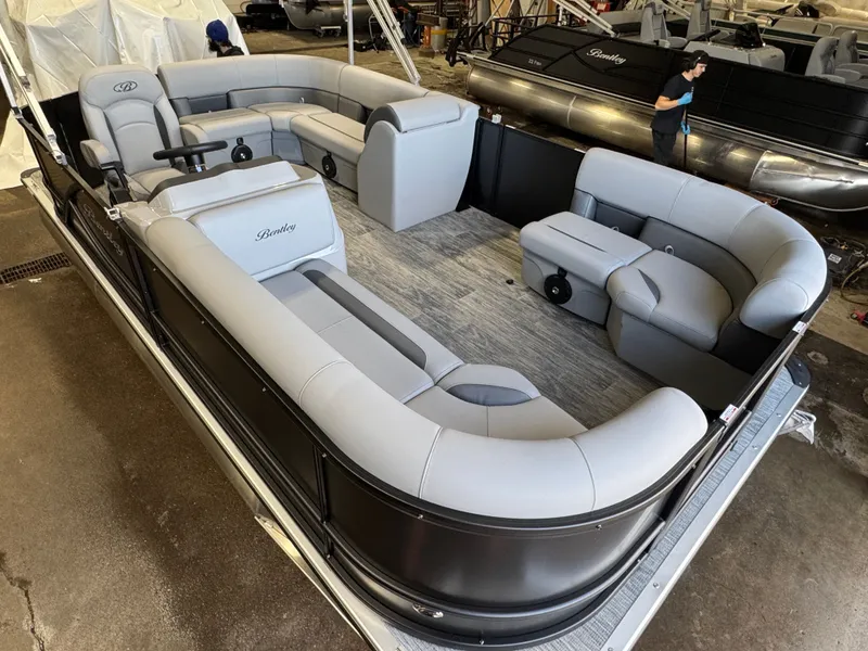 Slide: The Image of Bentley Pontoons 180 LE Cruise Pontoon & Honda 4-Stroke EFI 2026 - 16