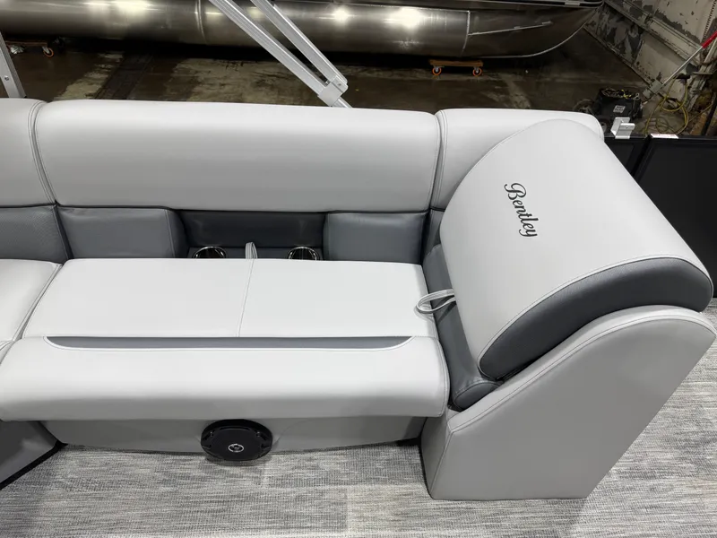 Slide: The Image of Bentley Pontoons 180 LE Cruise Pontoon & Honda 4-Stroke EFI 2026 - 22