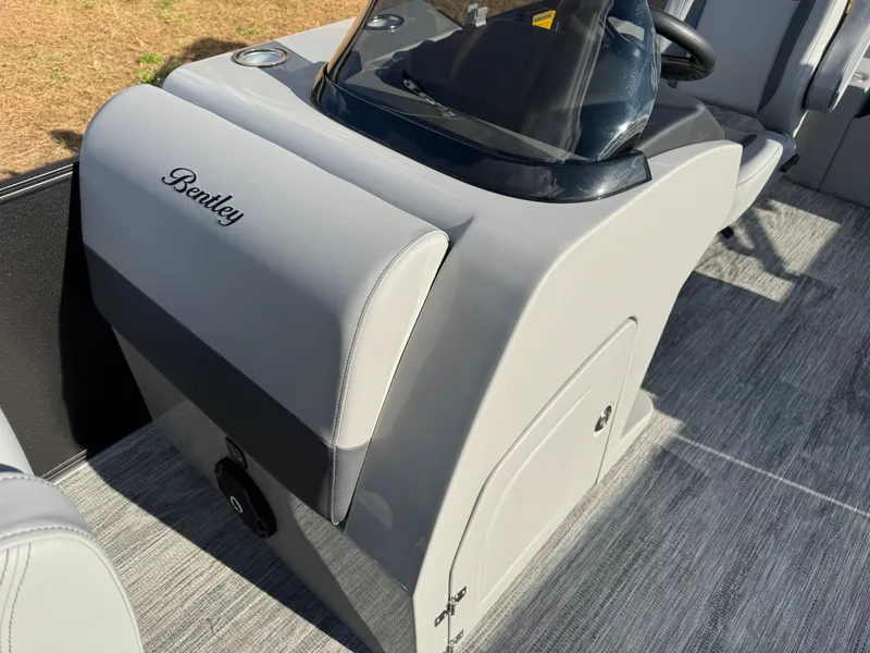 Slide: The Image of Bentley Pontoons Foward Fish 220 Swingback Pontoon & Honda 4-Stroke EFI 2026 - 15