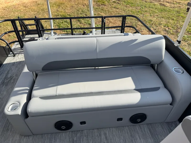 Slide: The Image of Bentley Pontoons Foward Fish 220 Swingback Pontoon & Honda 4-Stroke EFI 2026 - 30