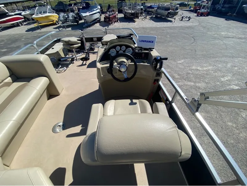 Slide: The Image of Lowe SF 214 Sport Fish 2015 - 9