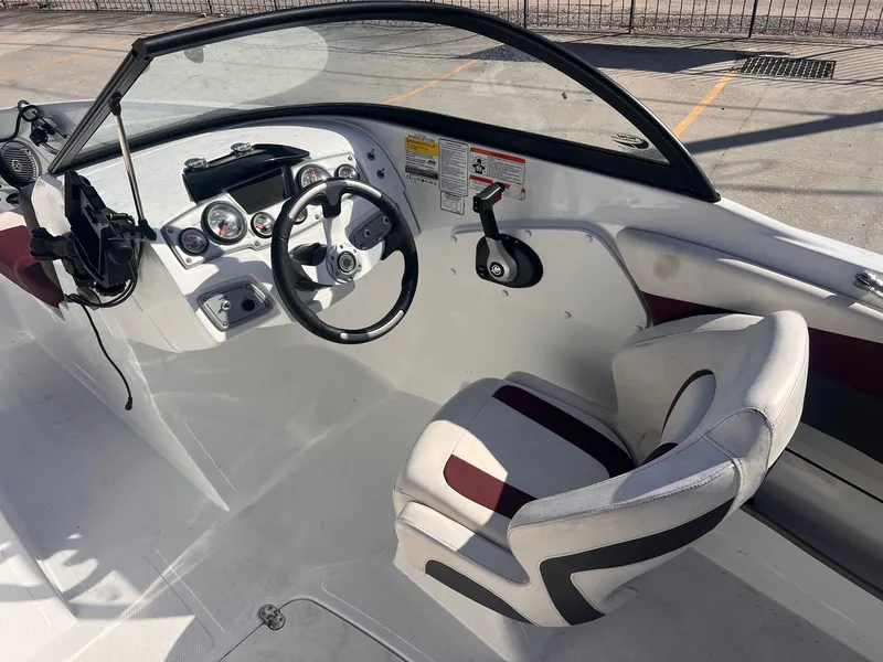 Slide: The Image of Tahoe 550 TF 2021 - 5