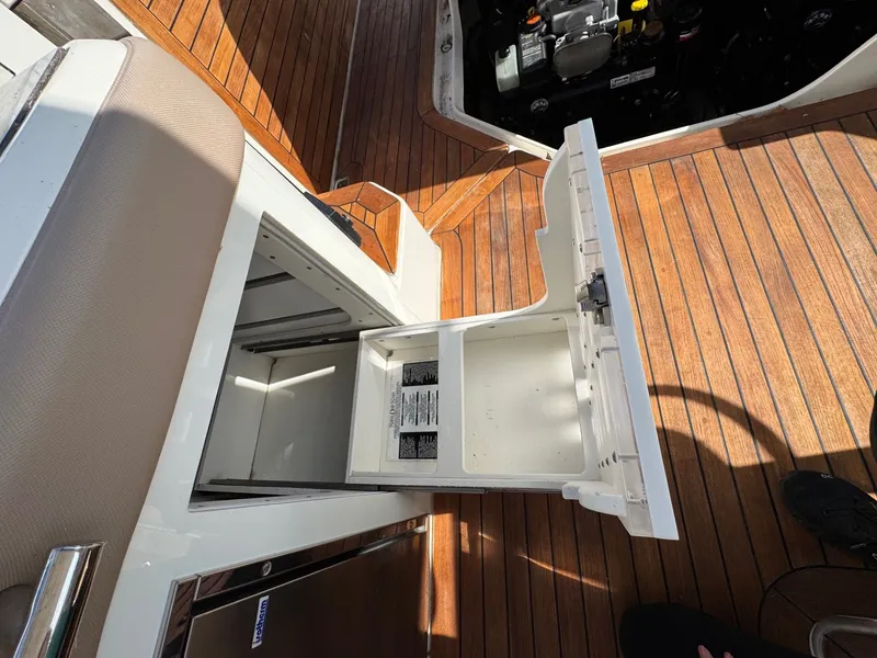 Slide: The Image of Sea Ray SLX 400 2018 - 12