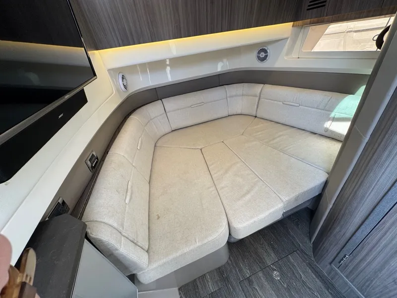 Slide: The Image of Sea Ray SLX 400 2018 - 19