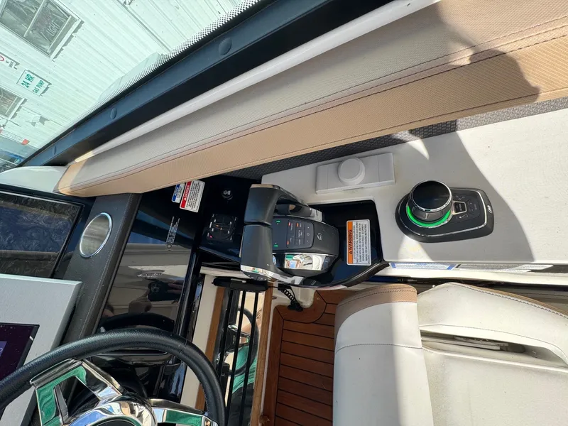 Slide: The Image of Sea Ray SLX 400 2018 - 28