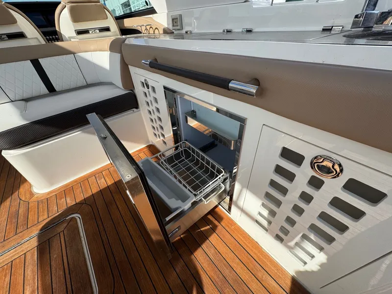 Slide: The Image of Sea Ray SLX 400 2018 - 32