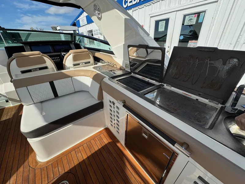 Slide: The Image of Sea Ray SLX 400 2018 - 34