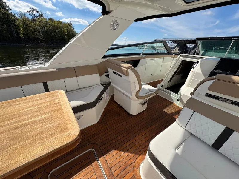 Slide: The Image of Sea Ray SLX 400 2018 - 35