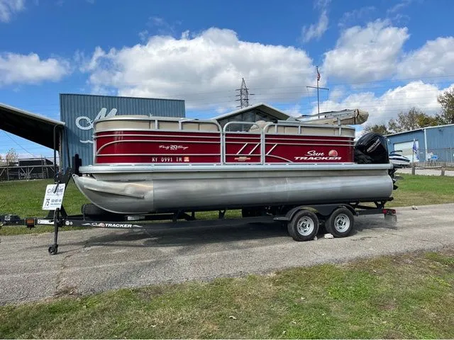 The Image of Sun Tracker Party Barge 20 DLX 2023 - 1