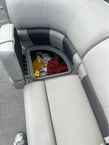 Slide: The Image of Sun Tracker Party Barge 20 DLX 2023 - 17