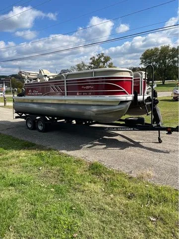 Slide: The Image of Sun Tracker Party Barge 20 DLX 2023 - 6