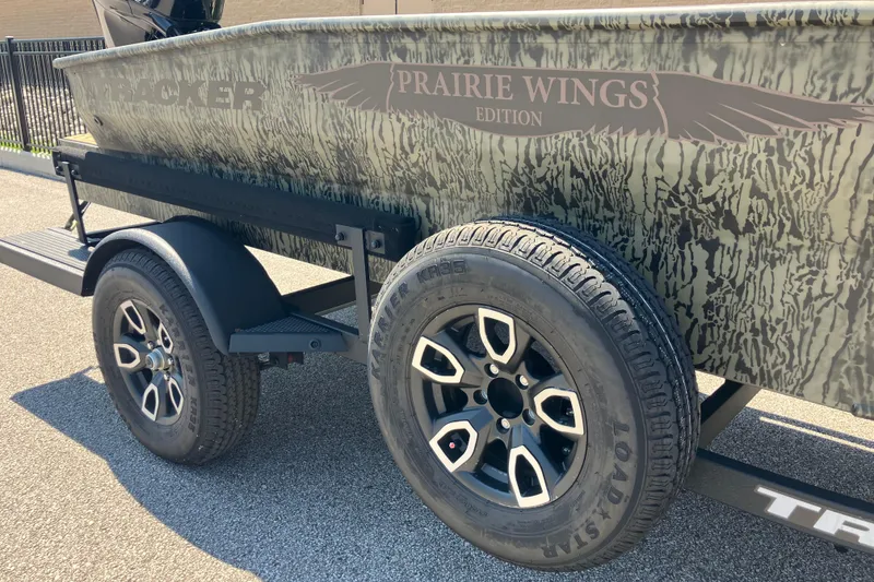 Slide: The Image of 2026 Tracker Grizzly 1650 T Prairie Wings Edition boat on trailer, camouflage design. - 6