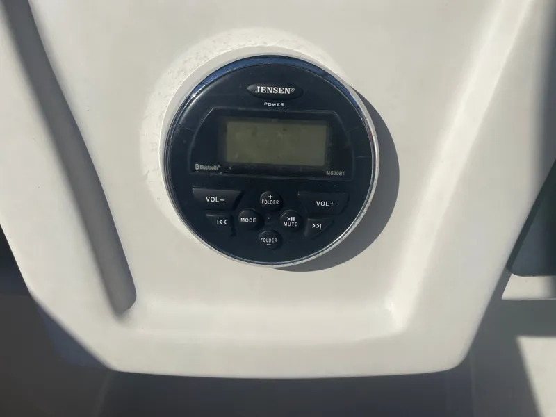 Slide: The Image of Tahoe 550 TF 2016 - 18