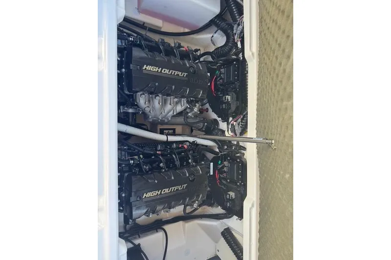 Slide: The Image of 2021 Yamaha Boats 252SE high output engines in engine compartment. - 14