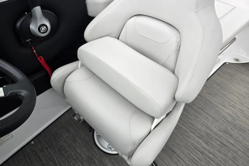 Slide: The Image of 2025 Four Winns H4 Freedom boat seat, luxurious white upholstery, modern design. - 25