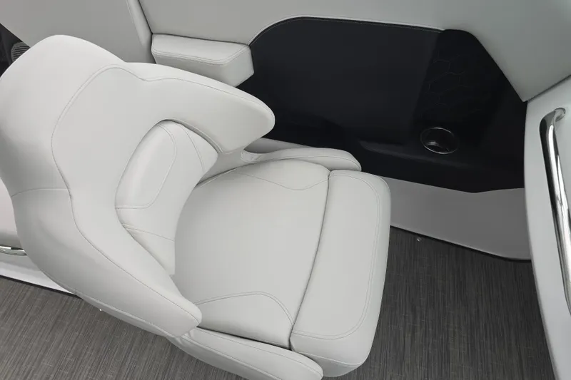 Slide: The Image of 2025 Four Winns H4 Freedom boat with white cushioned seating and hexagonal pattern design. - 32