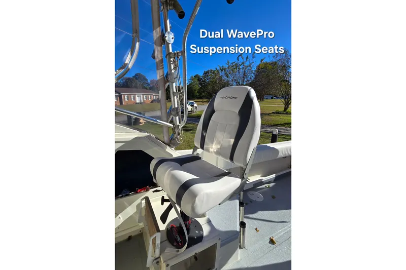 Slide: The Image of 1990 Hydra-Sports 2500WA boat with Dual WavePro suspension seats. - 15