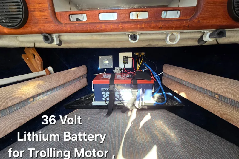 Slide: The Image of 1990 Hydra-Sports 2500WA with 36V lithium battery for trolling motor installation. - 20