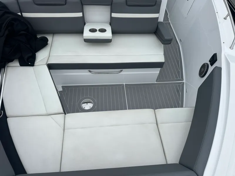 Slide: The Image of Cruisers 38 GLS 2021 - 10