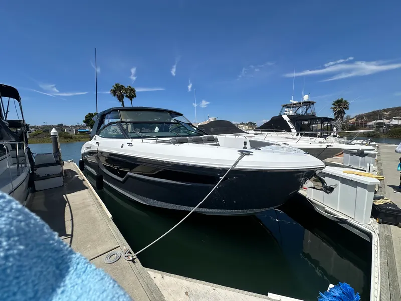 Slide: The Image of Cruisers 38 GLS 2021 - 1