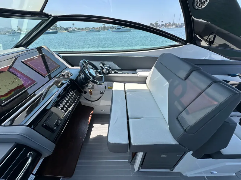 Slide: The Image of Cruisers 38 GLS 2021 - 39