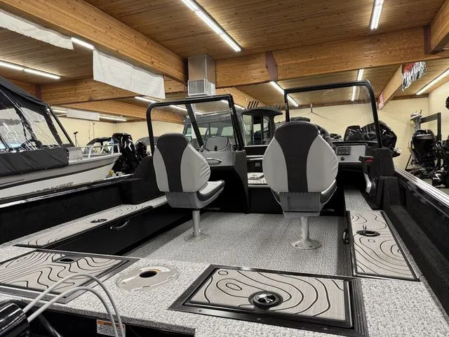 Slide: The Image of Smoker Craft excursion 166 sc pro 2025 - 5