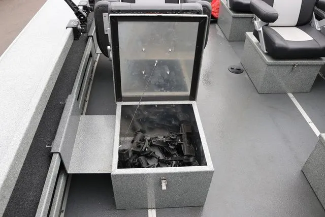 Slide: The Image of North River Osprey 26' 2022 - 12