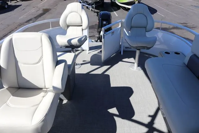 Slide: The Image of SunChaser Vista Fish 20' 2023 - 32