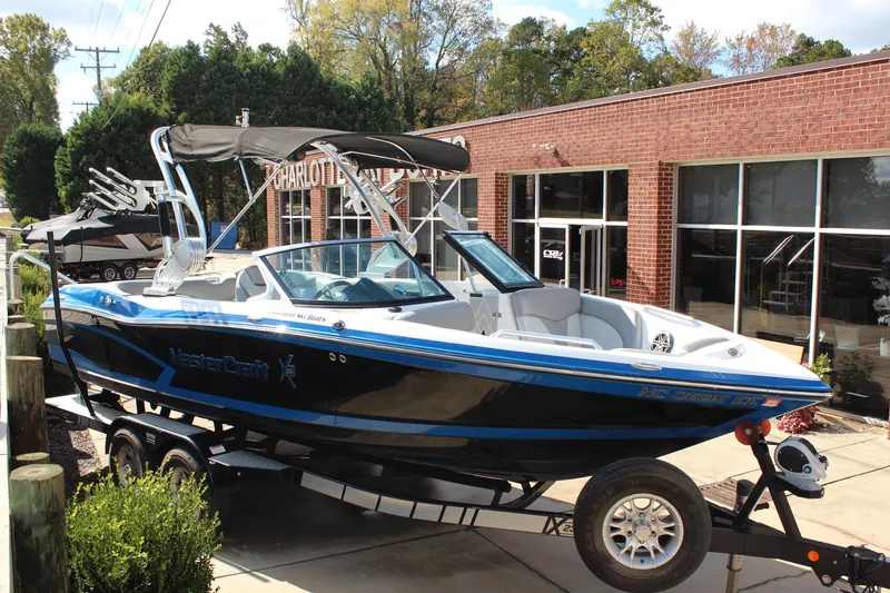 The Image of 2016 MasterCraft X30 boat on trailer outside dealership. - 1