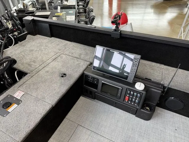 Slide: The Image of Alumacraft Competitor 195X Tiller 2026 - 13