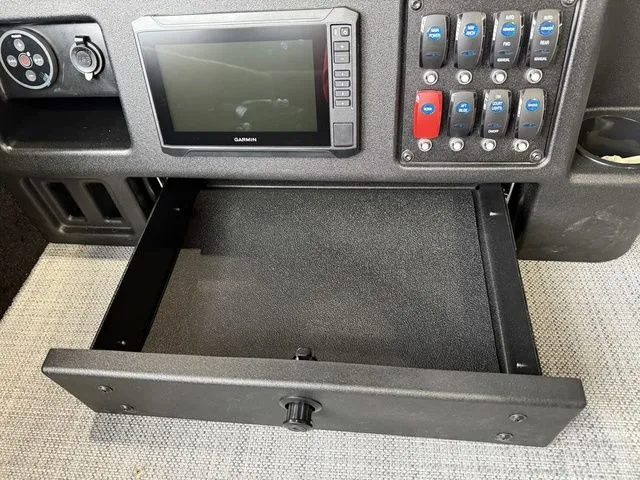 Slide: The Image of Alumacraft Competitor 195X Tiller 2026 - 19