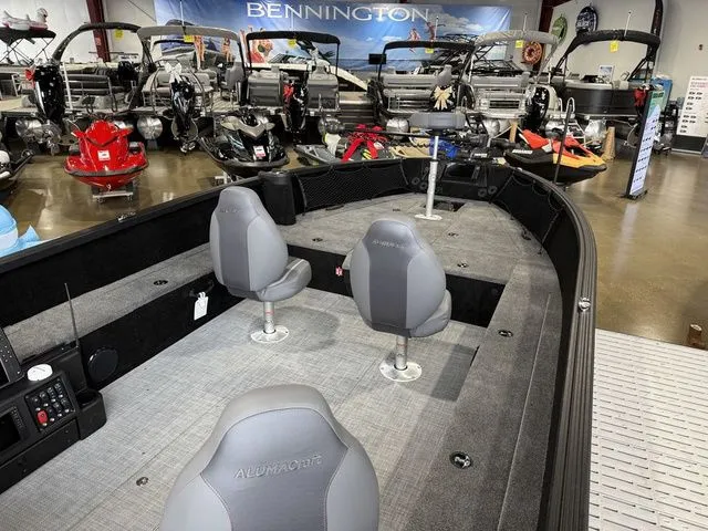 Slide: The Image of Alumacraft Competitor 195X Tiller 2026 - 7