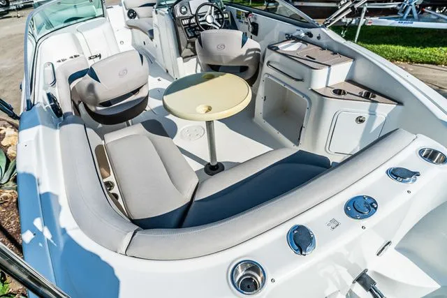 Slide: The Image of Hurricane SunDeck 2400 2017 - 23