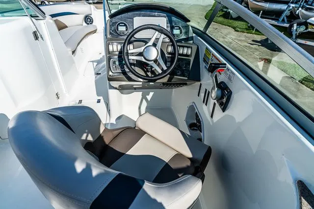 Slide: The Image of Hurricane SunDeck 2400 2017 - 5