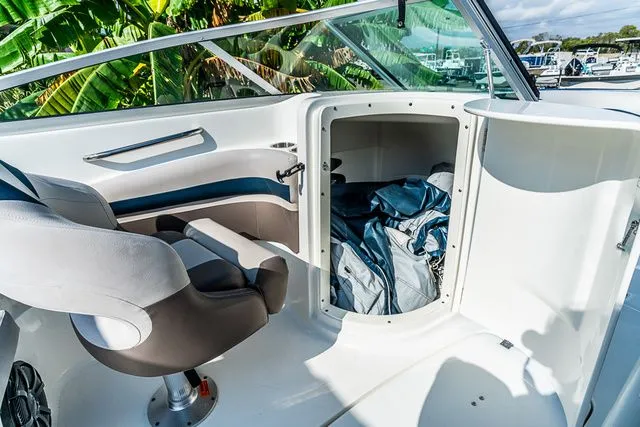 Slide: The Image of Hurricane SunDeck 2400 2017 - 9