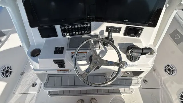 Slide: The Image of Sea Fox 328 Commander 2026 - 23