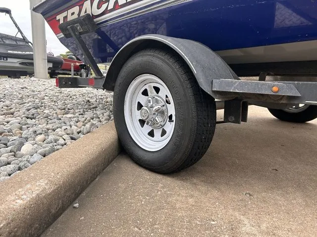 Slide: The Image of Tracker Pro Team 175 TF 2017 - 4