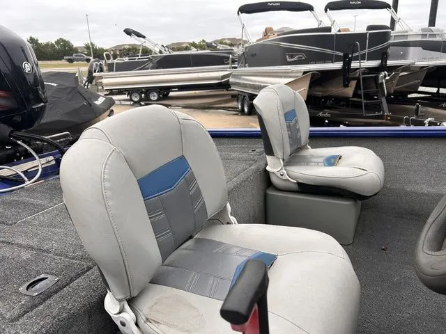 Slide: The Image of Tracker Pro Team 175 TF 2017 - 6