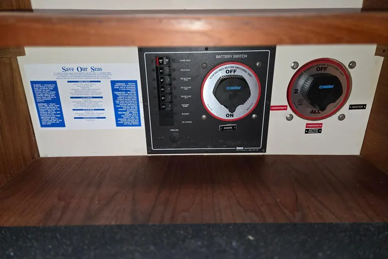 Slide: The Image of 1998 Mainship Pilot 30 control panel with battery switches and environmental notice. - 45