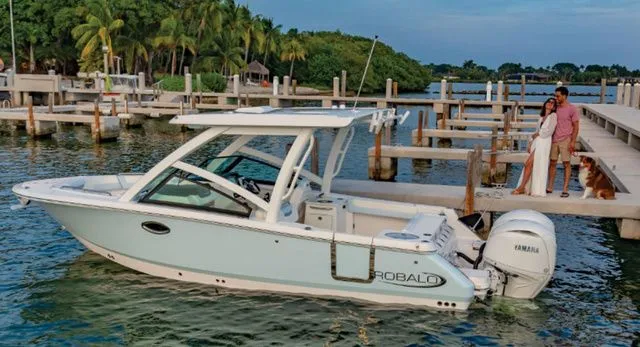 Slide: The Image of Robalo R257 Dual Console 2026 - 3