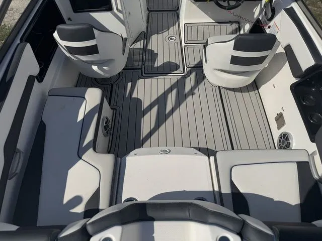 Slide: The Image of Yamaha 195S 2021 - 13