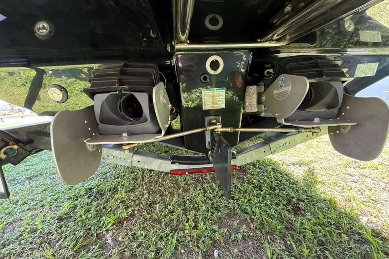 Slide: The Image of 2023 Yamaha Boats 255 FSH Sport E jet propulsion system, rear view on grass. - 26