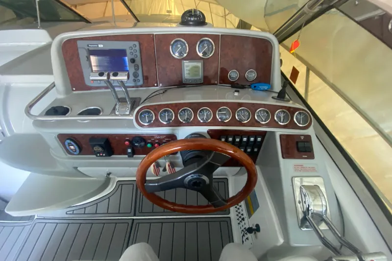Slide: The Image of 2005 Formula 40 Performance Cruiser interior with fire extinguisher and storage bin. - 14