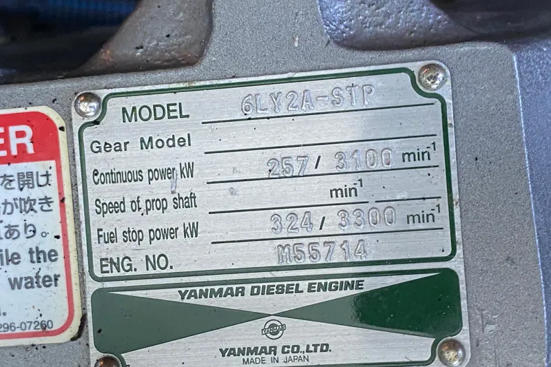 Slide: The Image of Control lever on 2005 Formula 40 Performance Cruiser boat dashboard. - 23