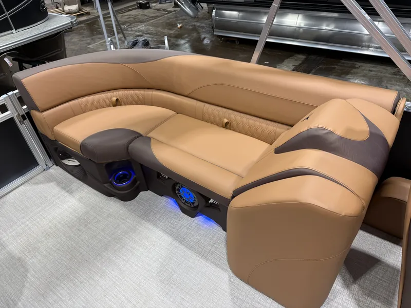 Slide: The Image of Tahoe LTZ 2385 Quad Lounge Tritoon & Honda 4-Stroke EFI 2026 - 19