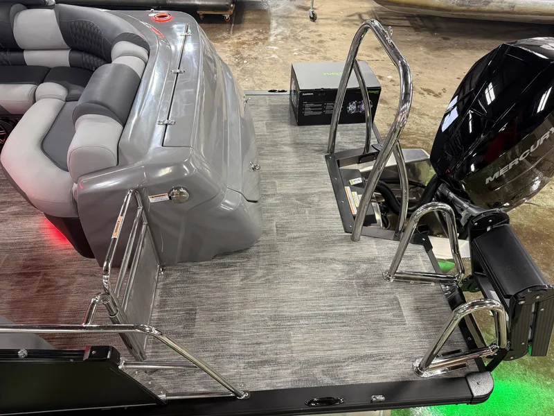 Slide: The Image of Tahoe Grand Tahoe 400HP Elite Windshield 2585 Tritoon Mercury V10 2026 - 10