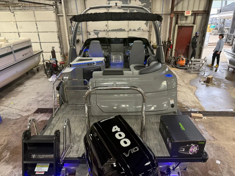 Slide: The Image of Tahoe Grand Tahoe 400HP Elite Windshield 2585 Tritoon Mercury V10 2026 - 11