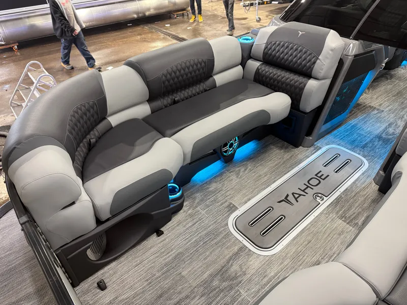 Slide: The Image of Tahoe Grand Tahoe 400HP Elite Windshield 2585 Tritoon Mercury V10 2026 - 14