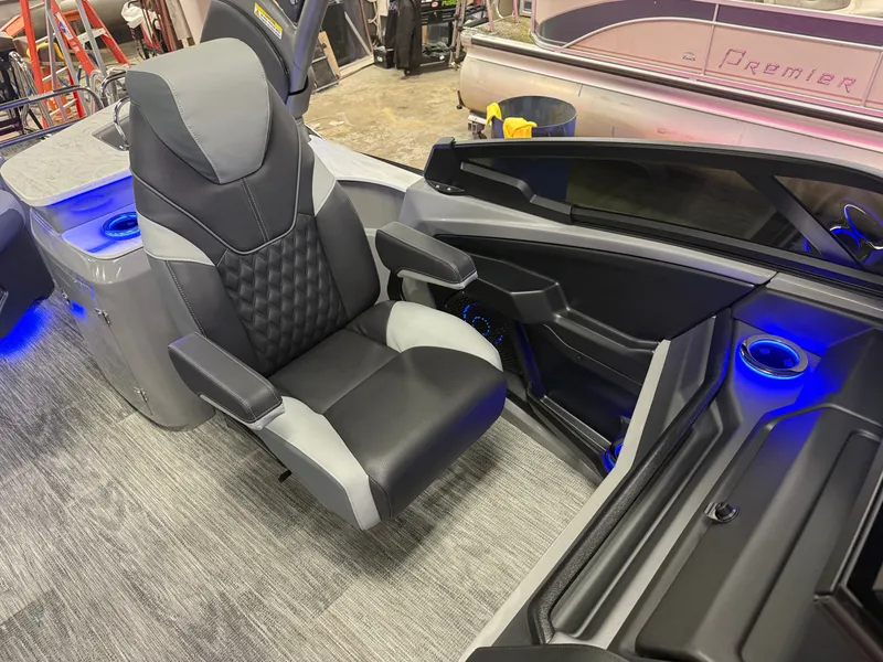 Slide: The Image of Tahoe Grand Tahoe 400HP Elite Windshield 2585 Tritoon Mercury V10 2026 - 16