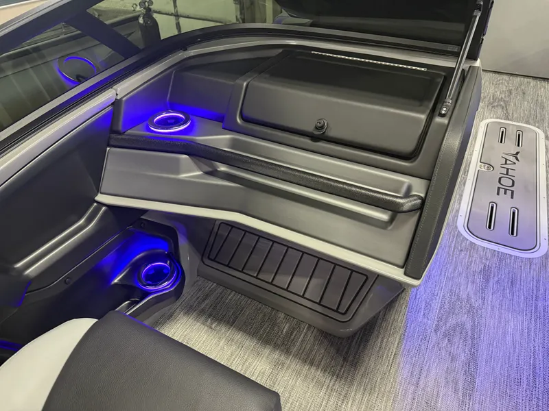 Slide: The Image of Tahoe Grand Tahoe 400HP Elite Windshield 2585 Tritoon Mercury V10 2026 - 17